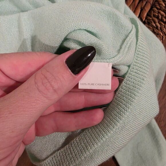 TSE Cashmere Sweater with Beaded Neckline Sz M - Picture 5 of 7